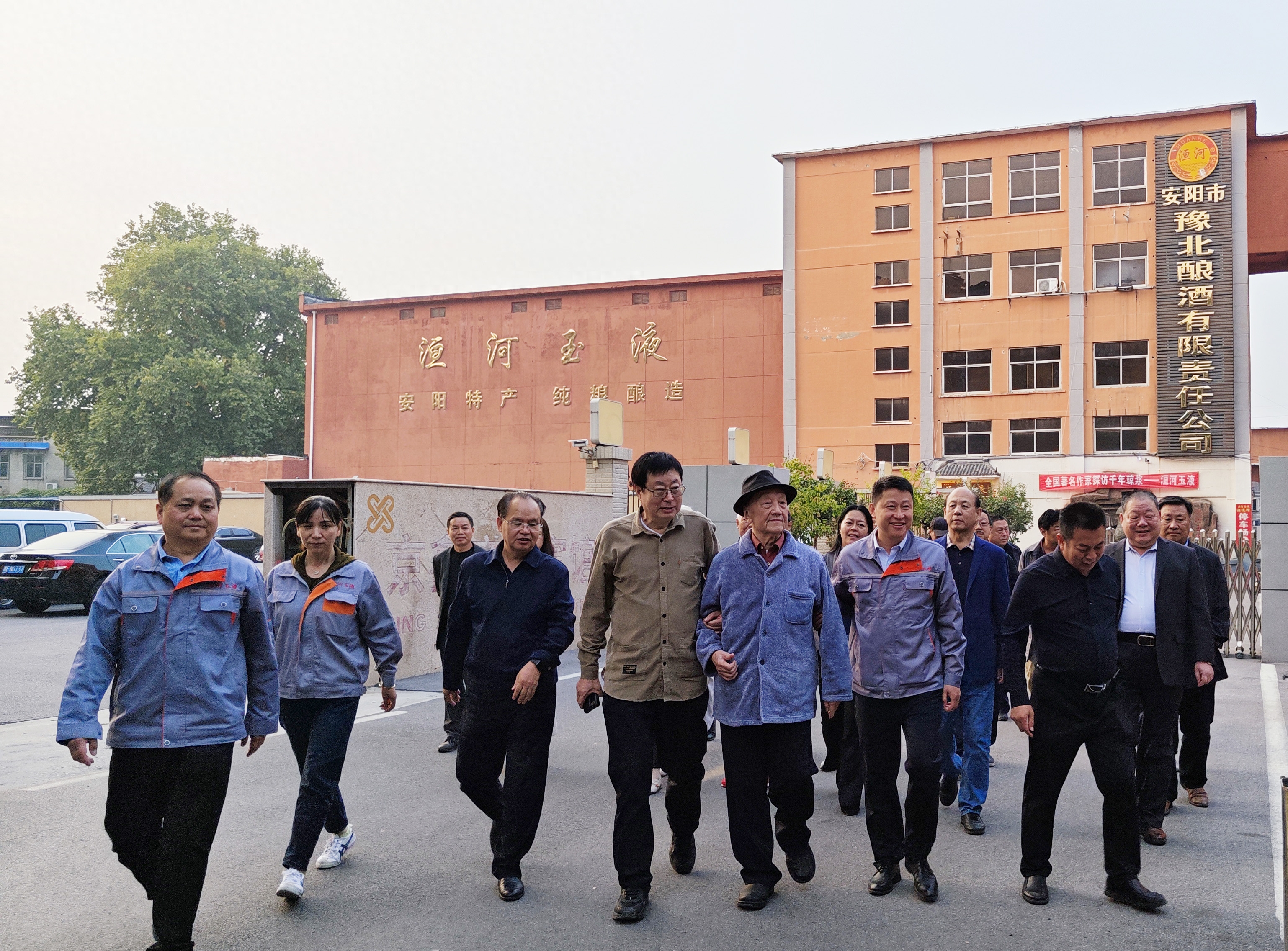 著名作家齊聚安陽 探訪千年瓊漿洹河玉液 