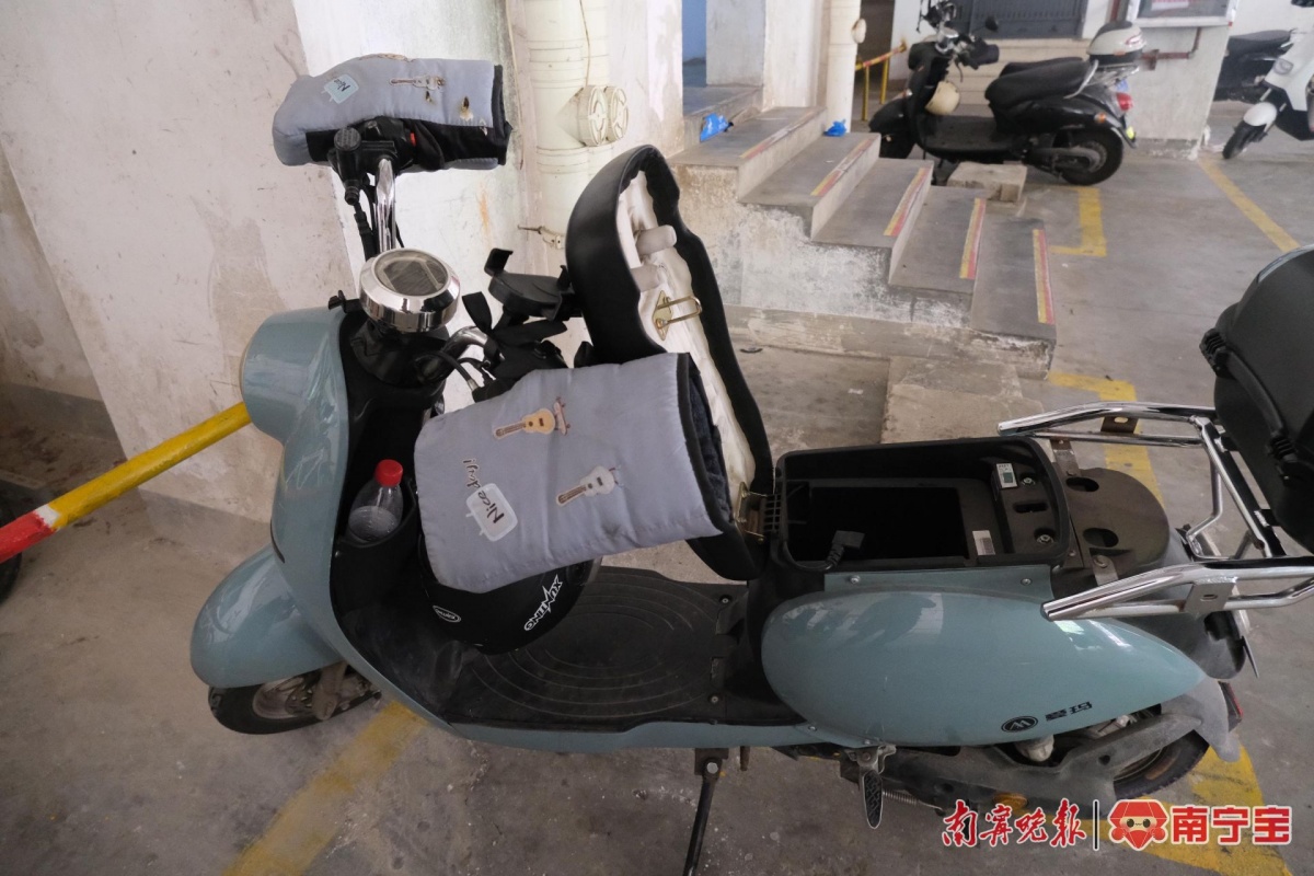 坐墊翻開，電池已不見的電動自行車。記者 馮源 攝