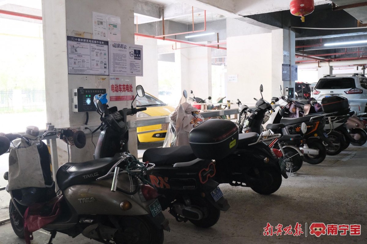 部分電動自行車雖未充電，但仍停放在充電處。記者 馮源 攝